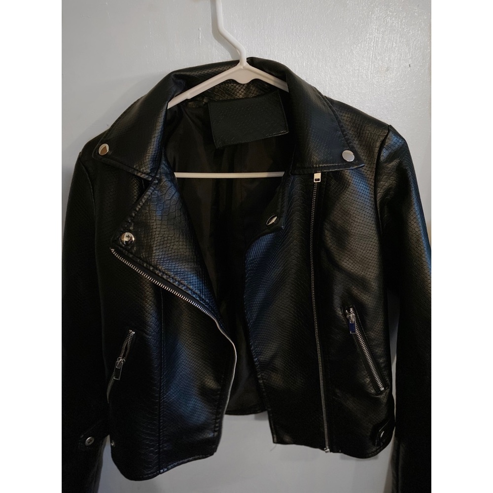 *𝙵𝙽 𝙻𝙴𝙰𝚃𝙷𝙴𝚁 𝙹𝙰𝙲𝙺𝙴𝚃*